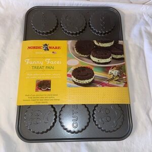 New NORDIC WARE MADE IN USA FUNNY FACE EMOJIS TREAT PAN COOKIES Whoopi pies